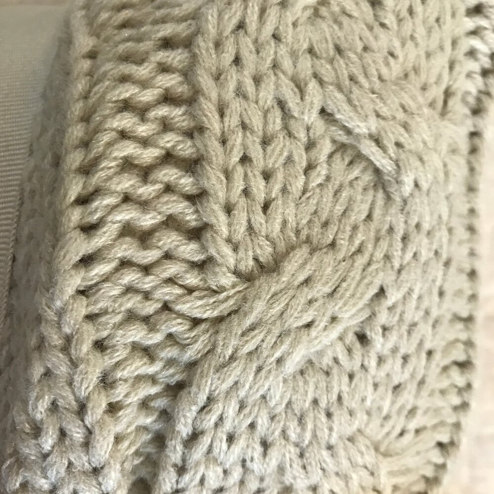 Cozy Cable Knit / Sherpa Fleece Throw – Reversible – Taupe – Brand New with Tags - Picture 3 of 5